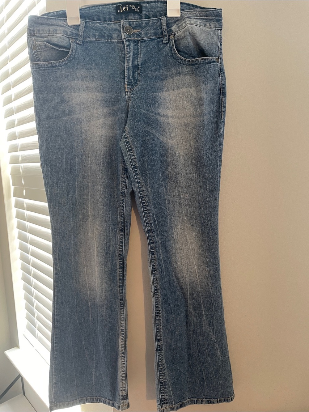 lei Women's Light Wash Boot Cut Jeans - Faded Blue
